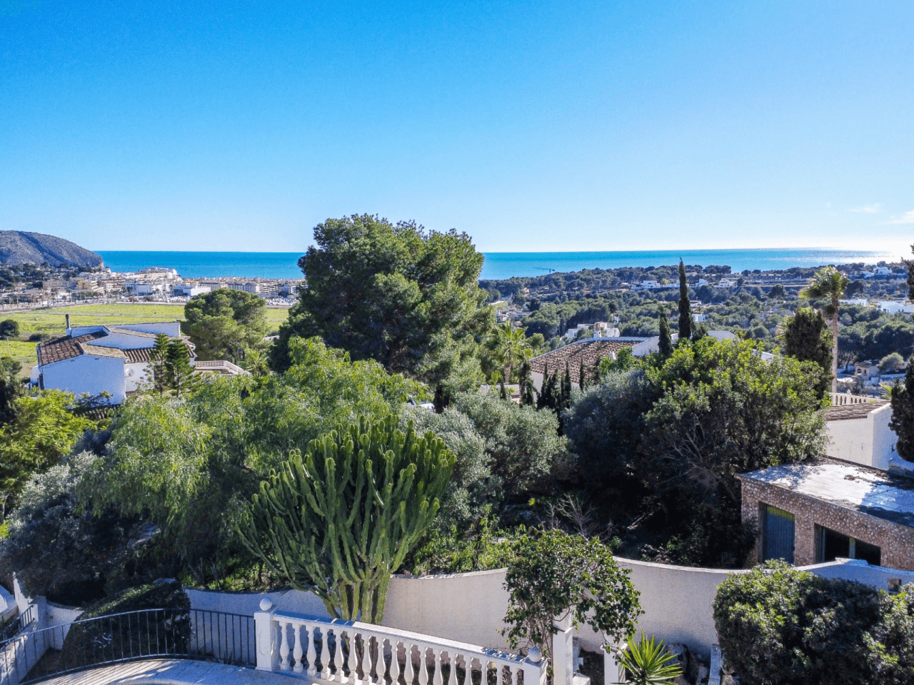 Villa avec vue sur la mer à vendre à Moraira, à distance de marche de la plage.