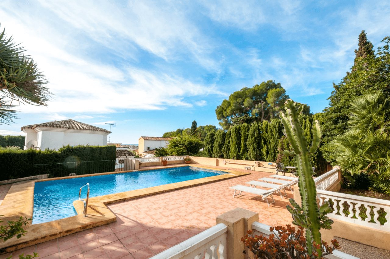 Villa avec vue sur la mer à vendre à Moraira, à distance de marche du centre.