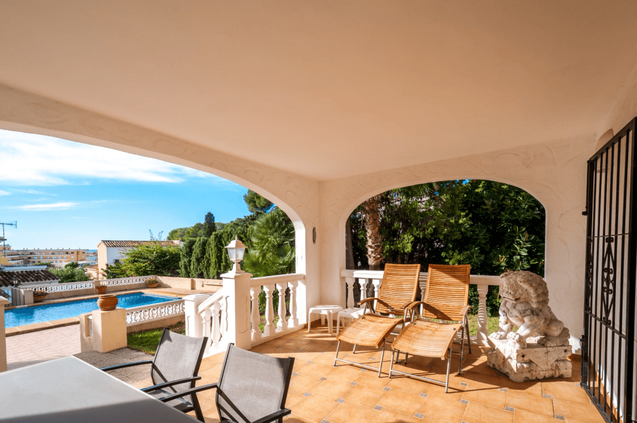 Villa avec vue sur la mer à vendre à Moraira, à distance de marche du centre.