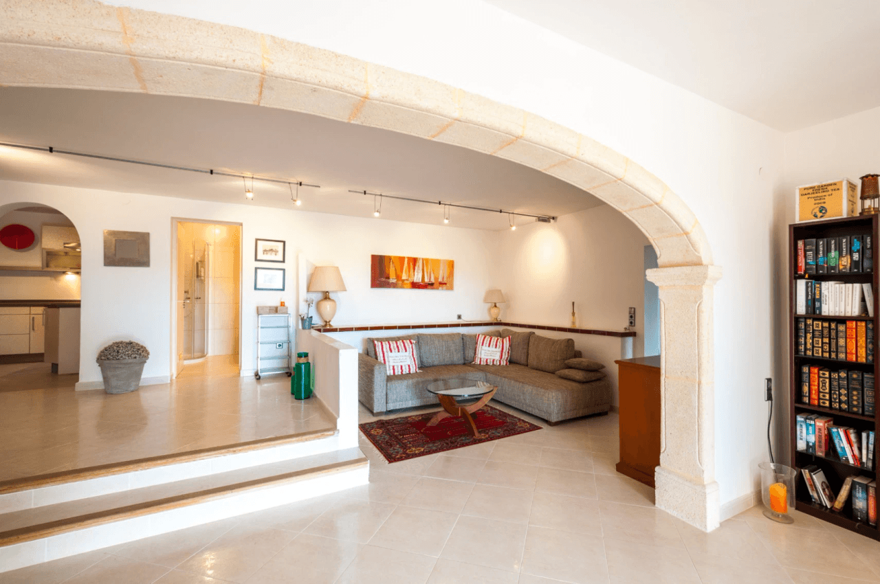 Villa avec vue sur la mer à vendre à Moraira, à distance de marche du centre.