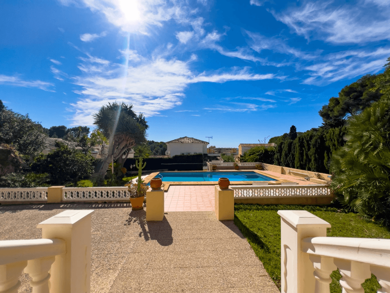 Villa avec vue sur la mer à vendre à Moraira, à distance de marche du centre.