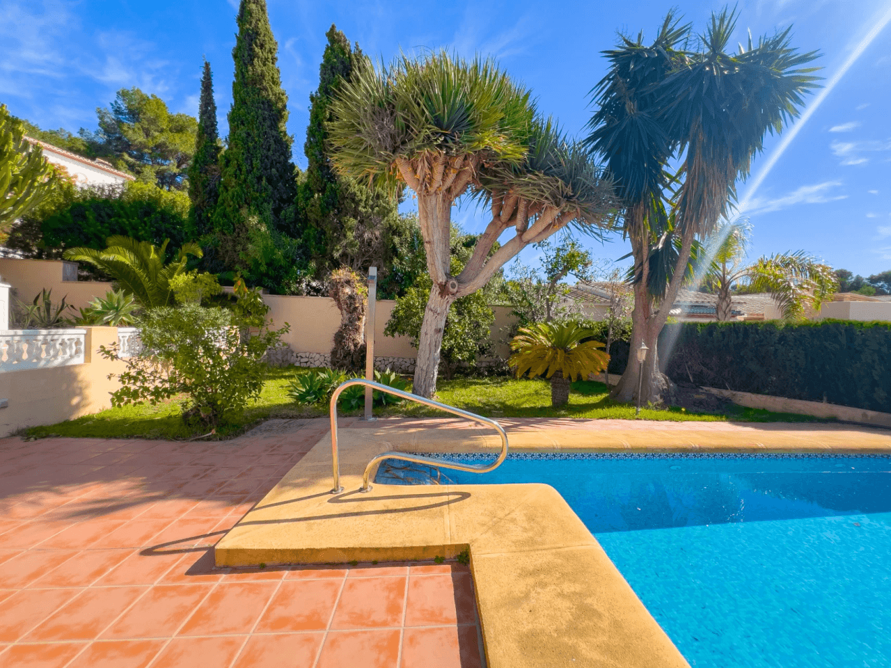 Villa avec vue sur la mer à vendre à Moraira, à distance de marche du centre.