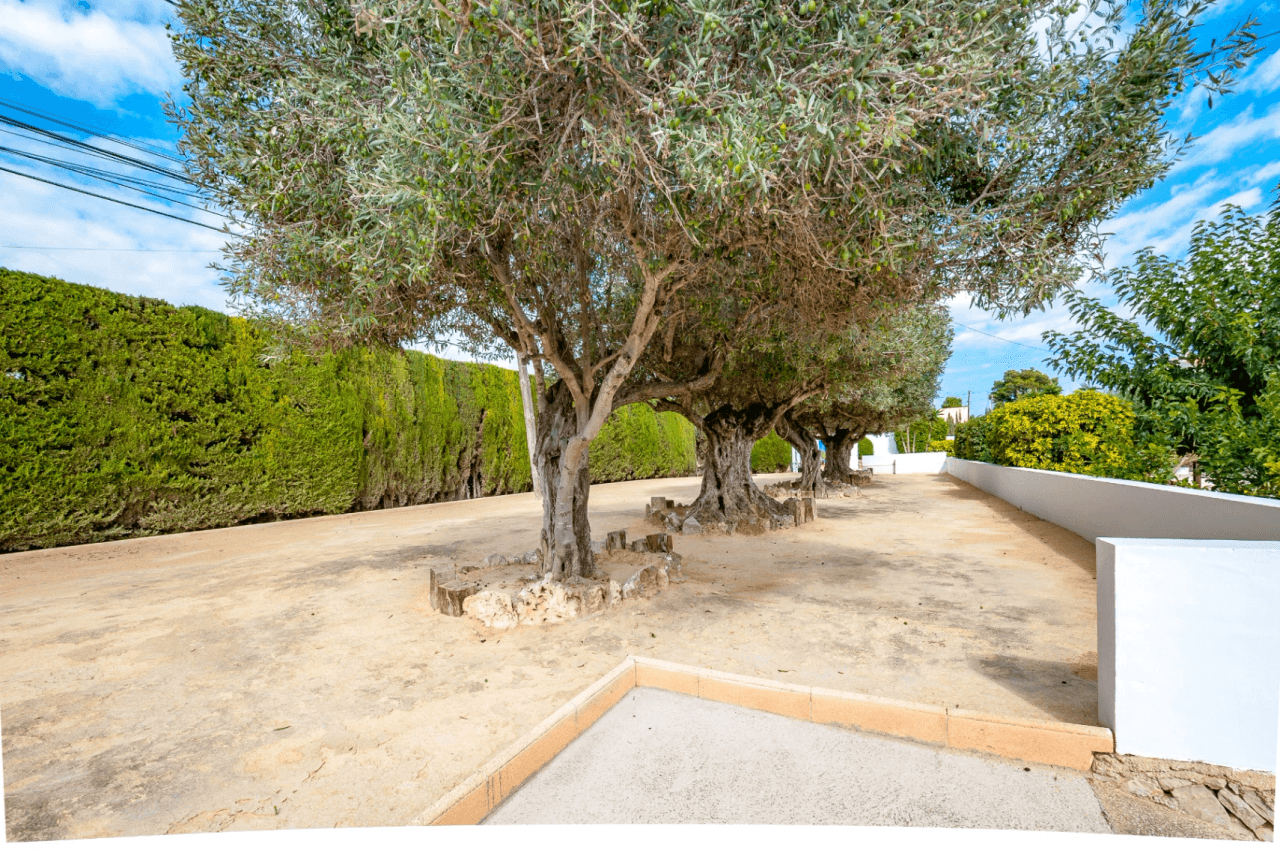 Finca en Benissa en Venta en Amplia Parcela con Piscina y Casa de Huéspedes