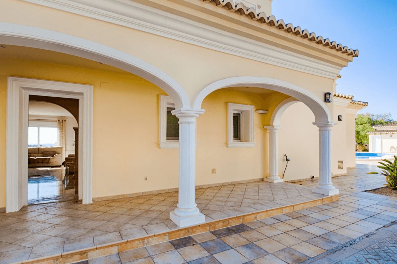 Grande villa élégante avec vue sur la mer à vendre à Moraira