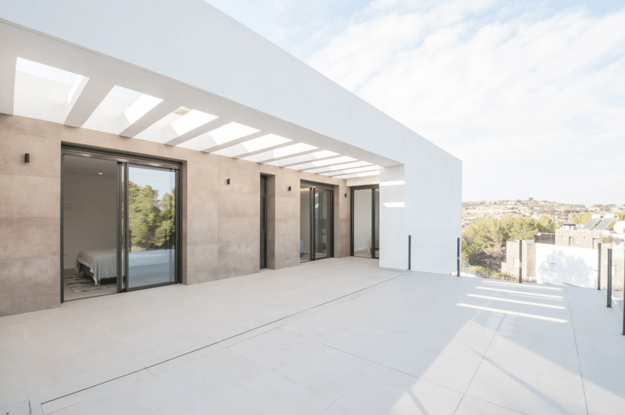 VILLA NOUVELLEMENT CONSTRUITE À TEULADA, SITUÉE DANS LE QUARTIER DE BENIMEIT