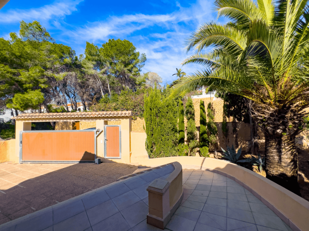 Villa avec vue sur la mer à vendre à Moraira, à distance de marche du centre.
