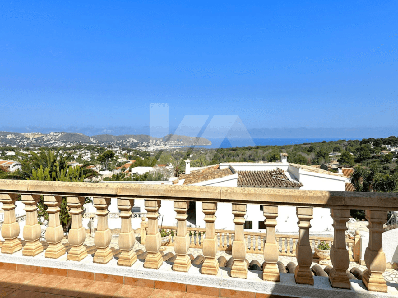 Villa à vendre à Moraira avec des vues spectaculaires sur la mer.