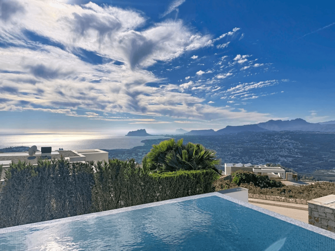 Villa de luxe moderne à Cumbre del Sol avec vue panoramique