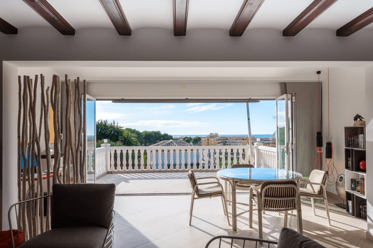 Villa avec vue sur la mer à vendre à Moraira, à distance de marche du centre.