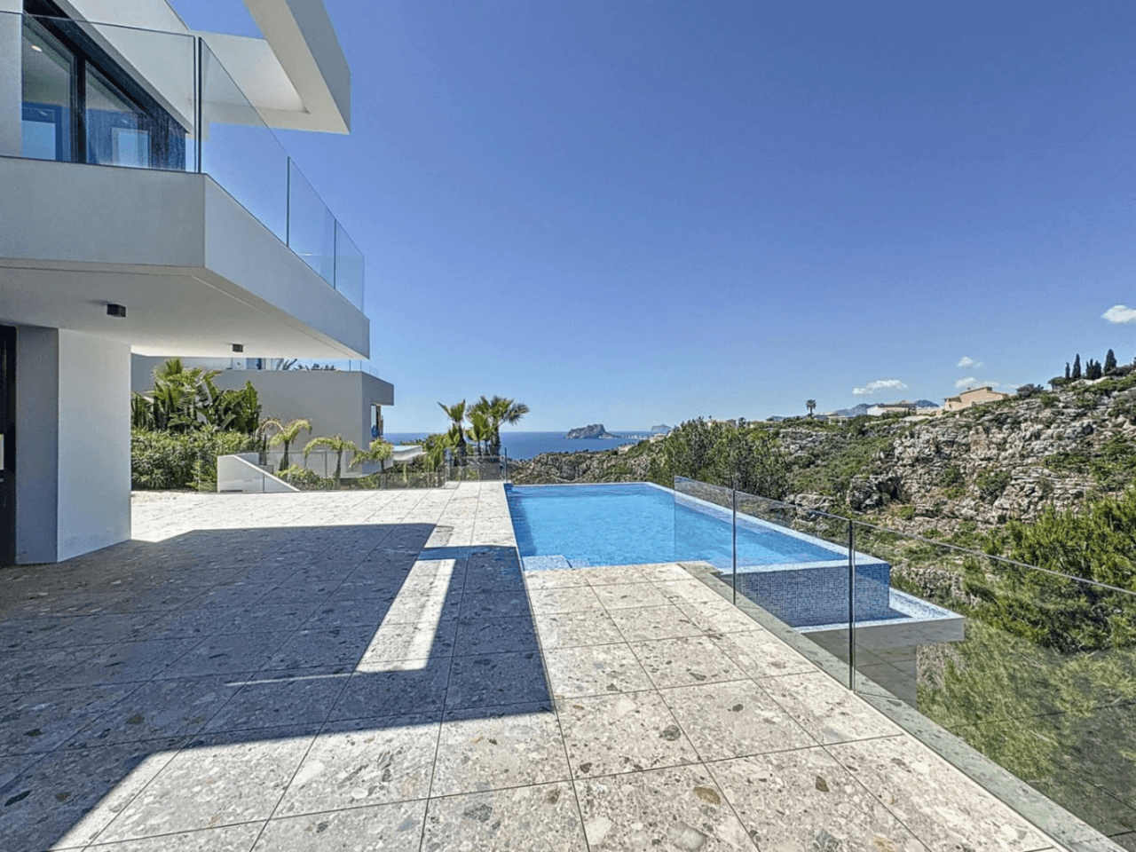 Villa moderne à Cumbre del Sol avec vue sur la mer, à ne pas manquer.