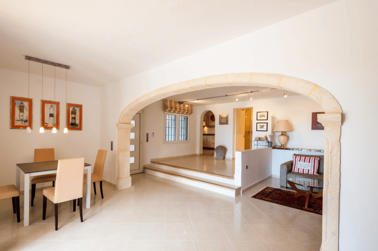 Villa avec vue sur la mer à vendre à Moraira, à distance de marche du centre.
