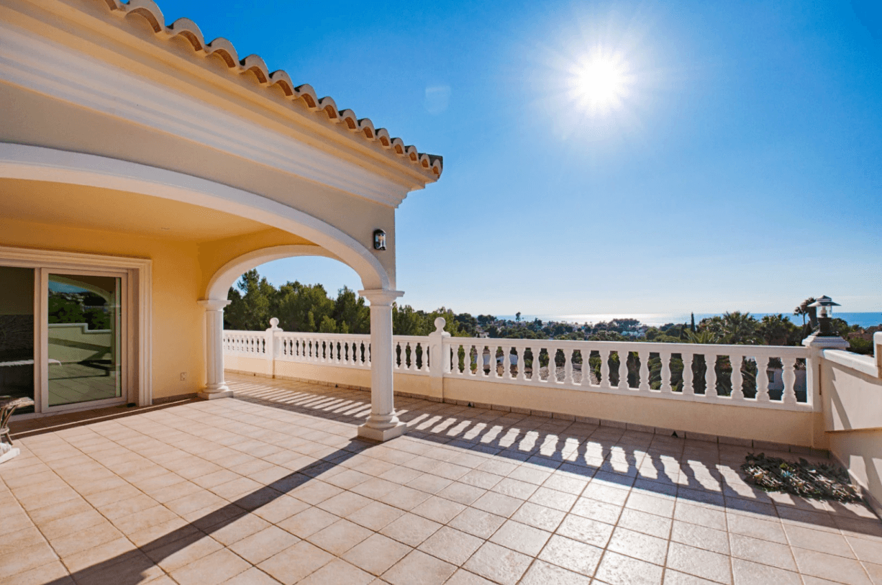 Grande villa élégante avec vue sur la mer à vendre à Moraira