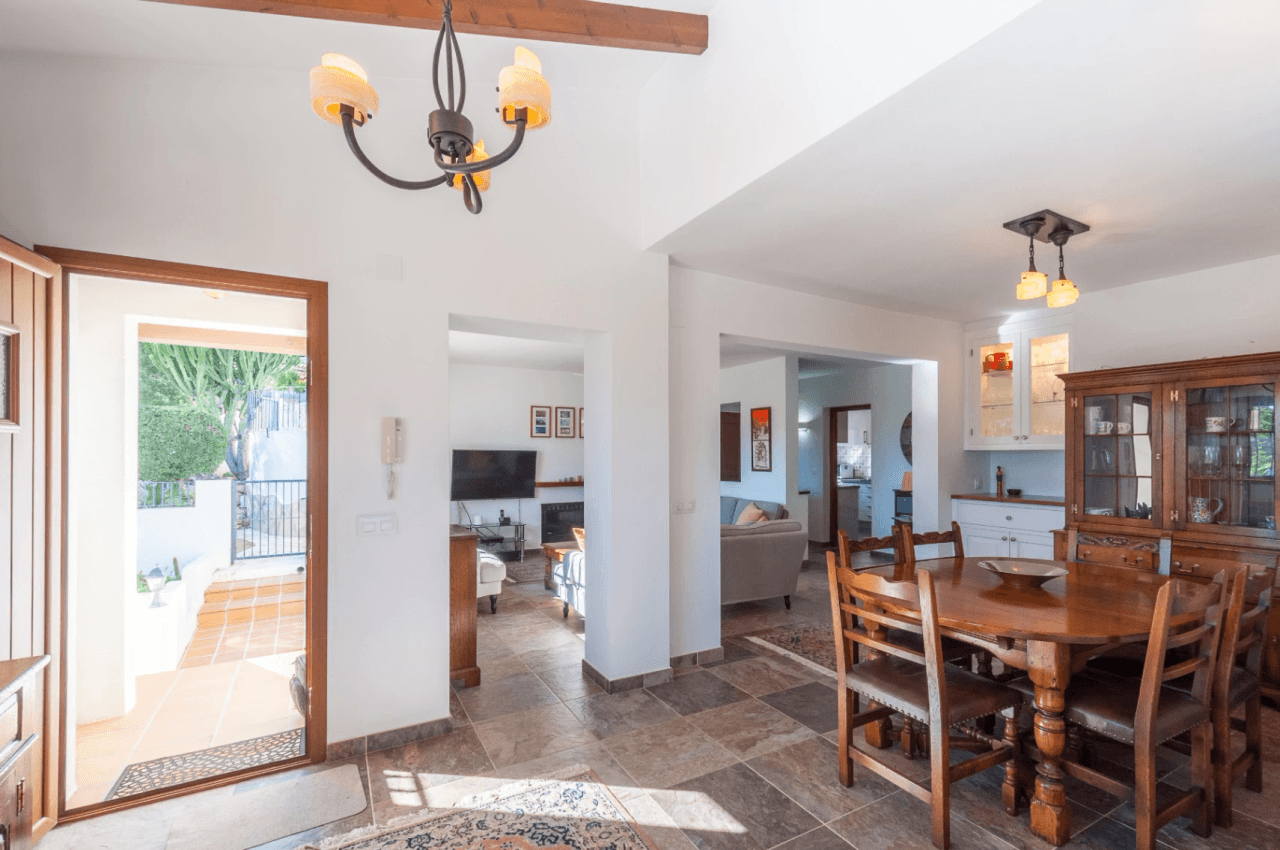 Villa avec vue sur la mer à vendre à Moraira, à distance de marche de la plage.