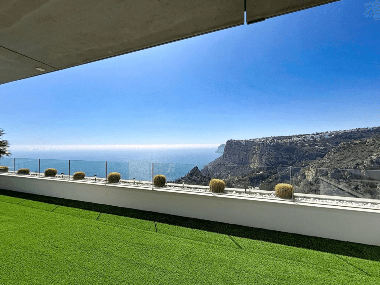 Cumbre del Sol appartement moderne de luxe avec des vues panoramiques spectaculaires sur la mer et les falaises.
