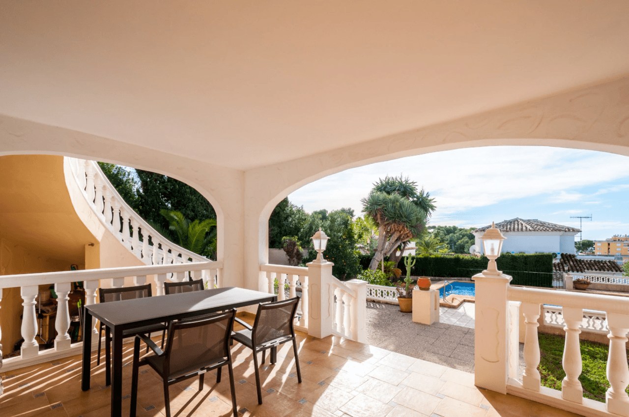 Villa avec vue sur la mer à vendre à Moraira, à distance de marche du centre.