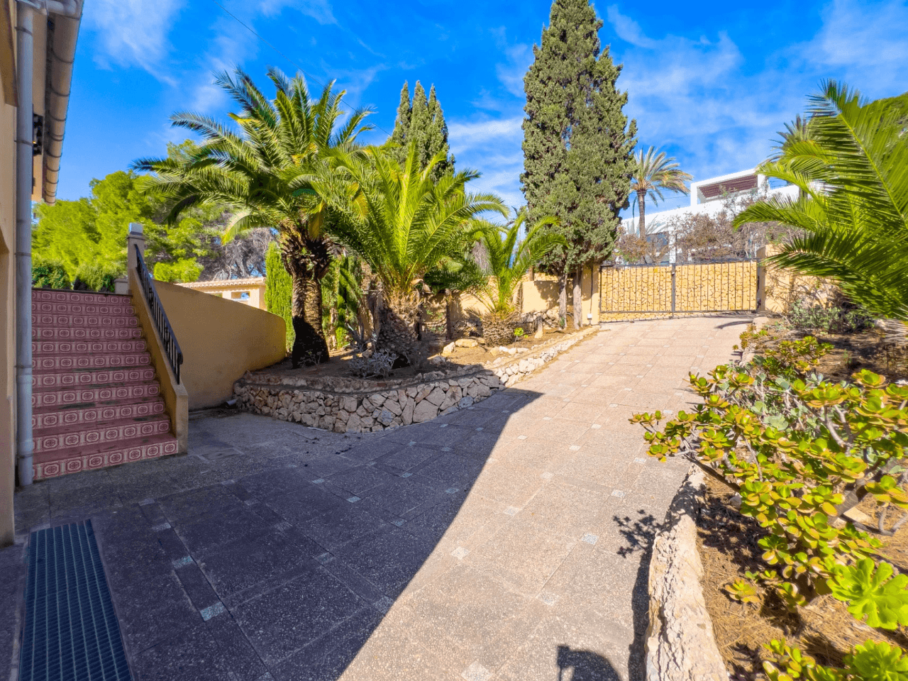 Villa avec vue sur la mer à vendre à Moraira, à distance de marche du centre.
