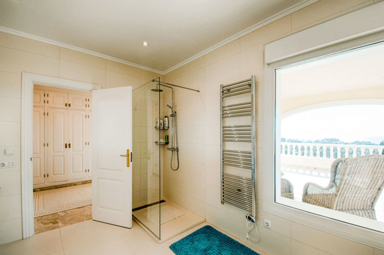 Grande villa élégante avec vue sur la mer à vendre à Moraira