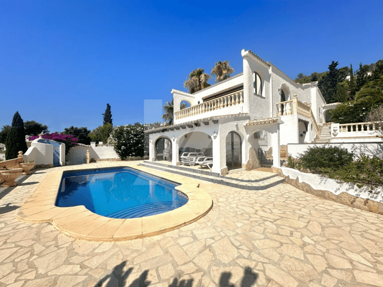 Villa à vendre à Moraira avec des vues spectaculaires sur la mer.