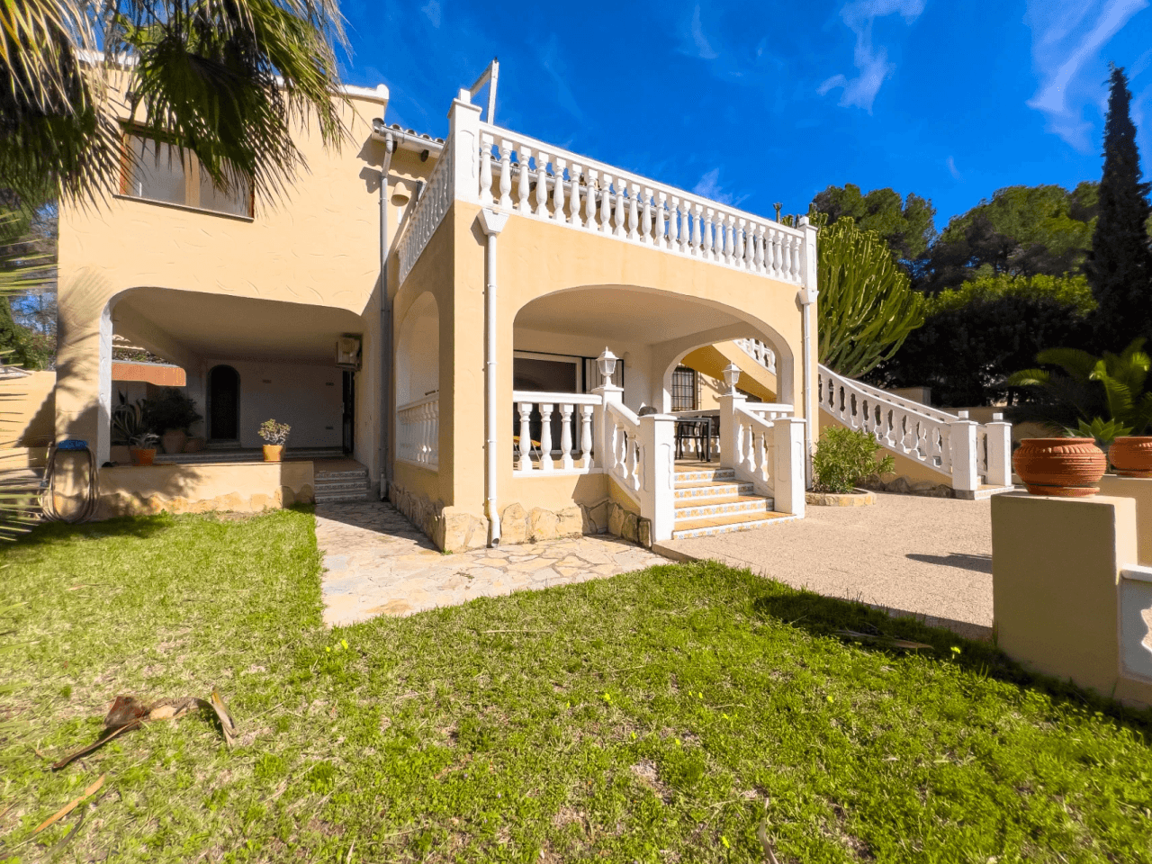 Villa avec vue sur la mer à vendre à Moraira, à distance de marche du centre.