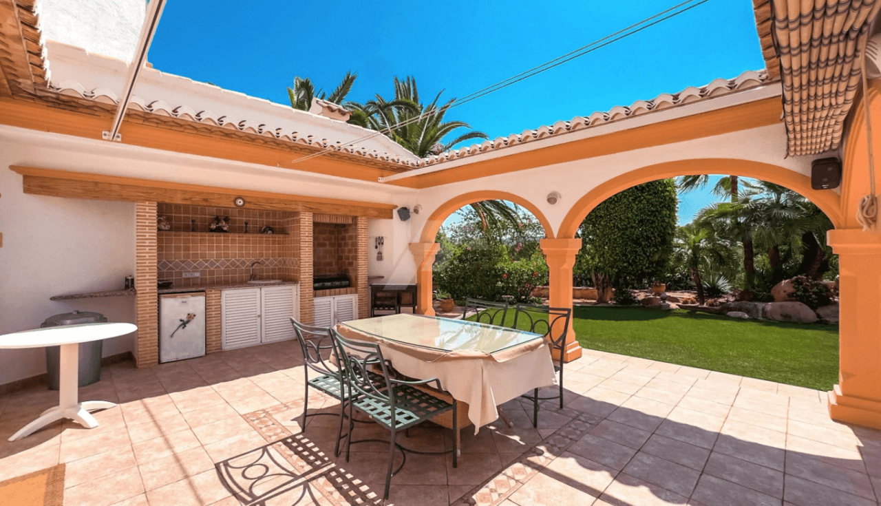 Villa de lujo en venta en Moraira con vistas al mar.