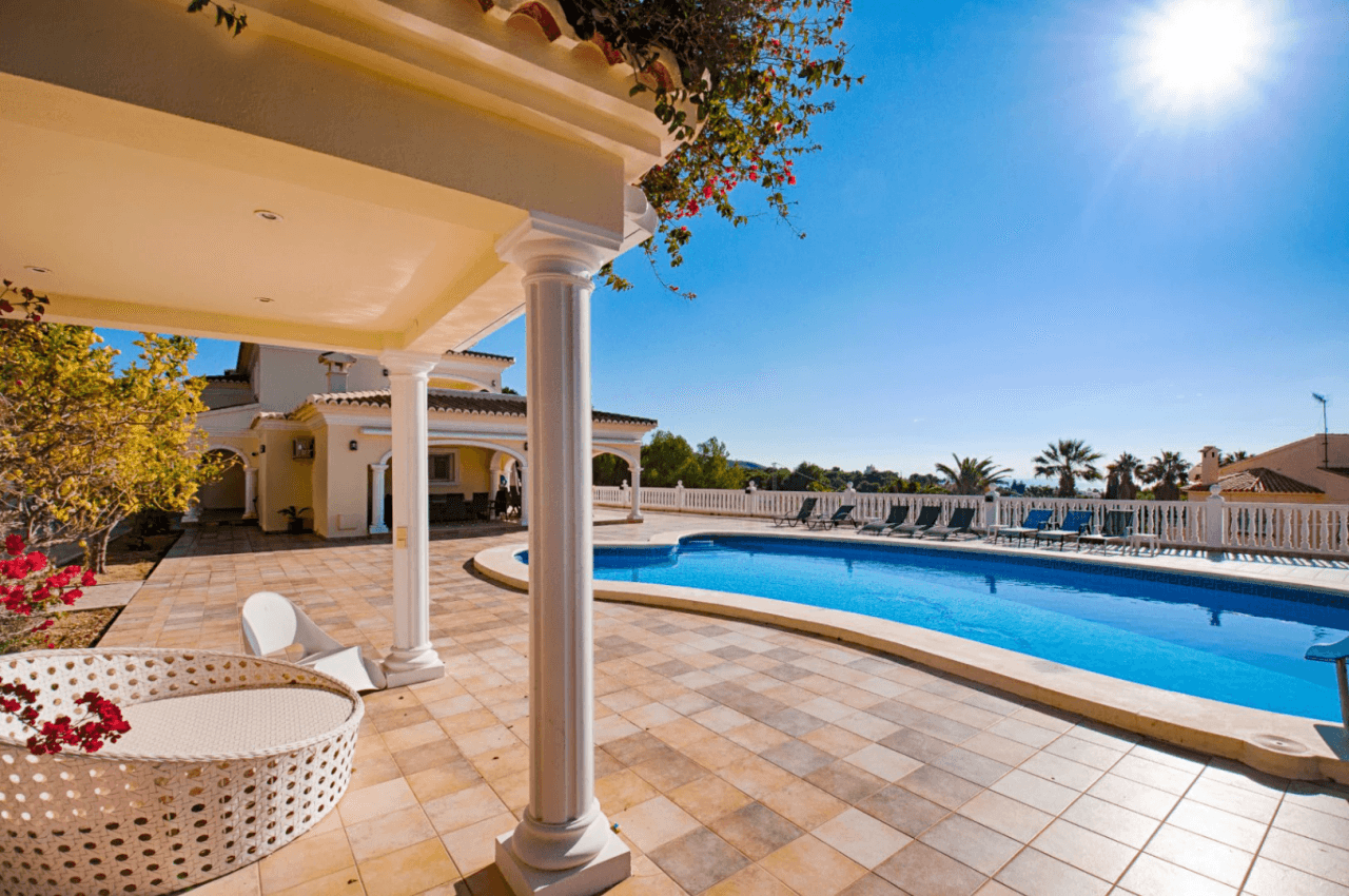 Grande villa élégante avec vue sur la mer à vendre à Moraira