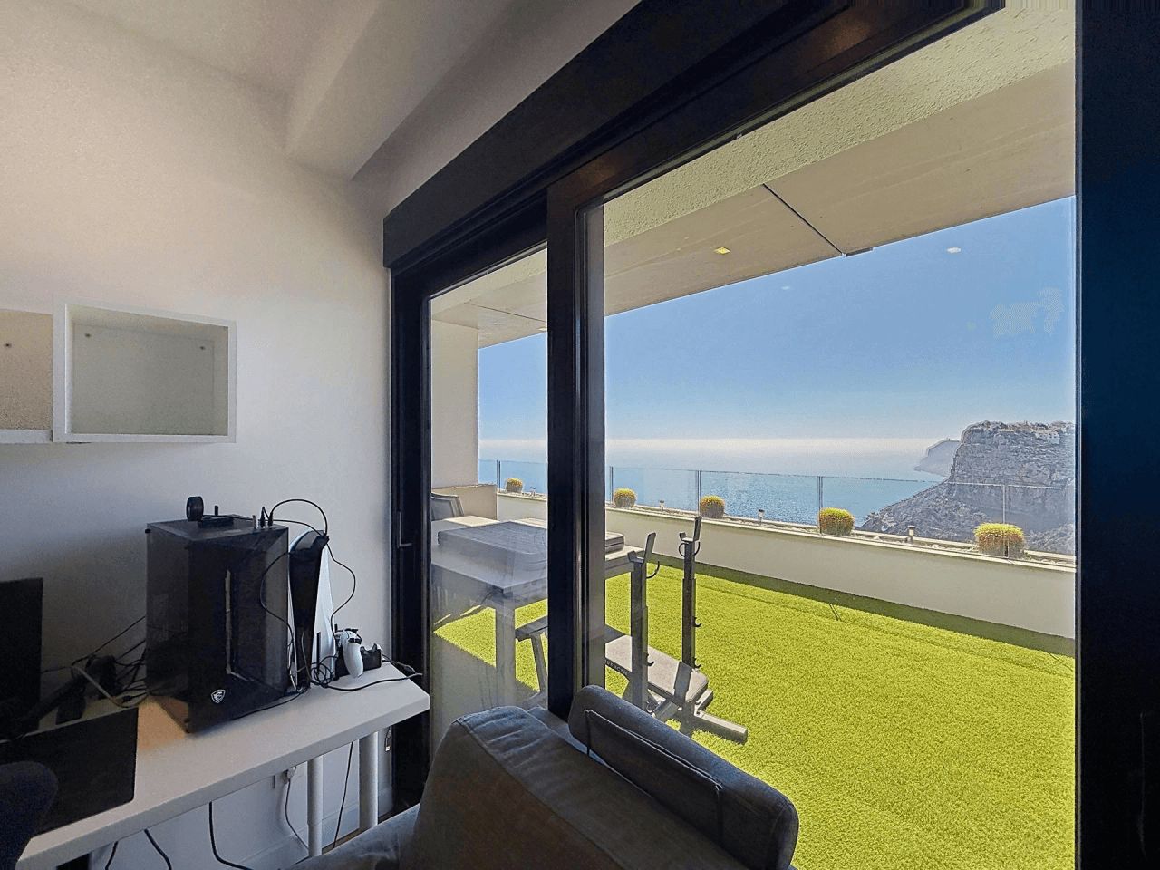 Cumbre del Sol appartement moderne de luxe avec des vues panoramiques spectaculaires sur la mer et les falaises.