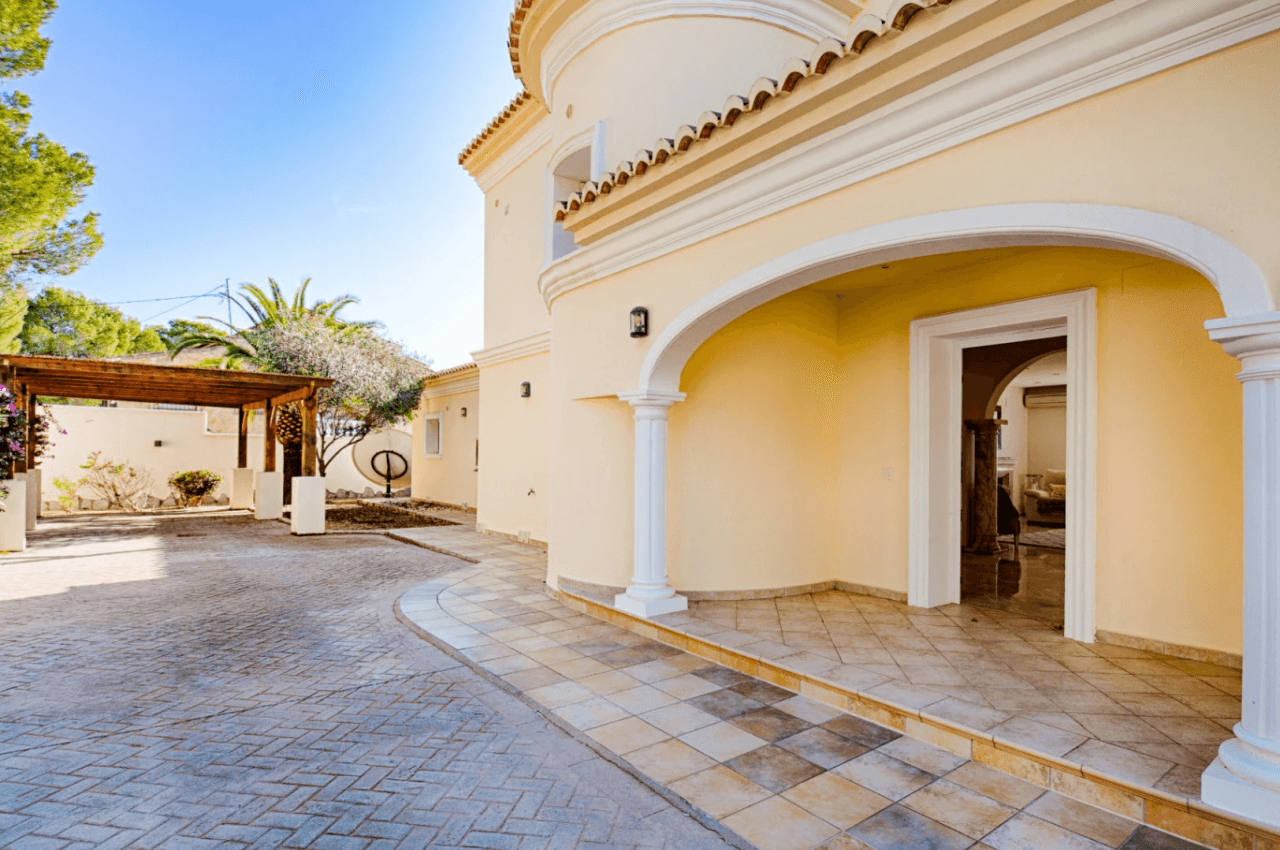 Grande villa élégante avec vue sur la mer à vendre à Moraira