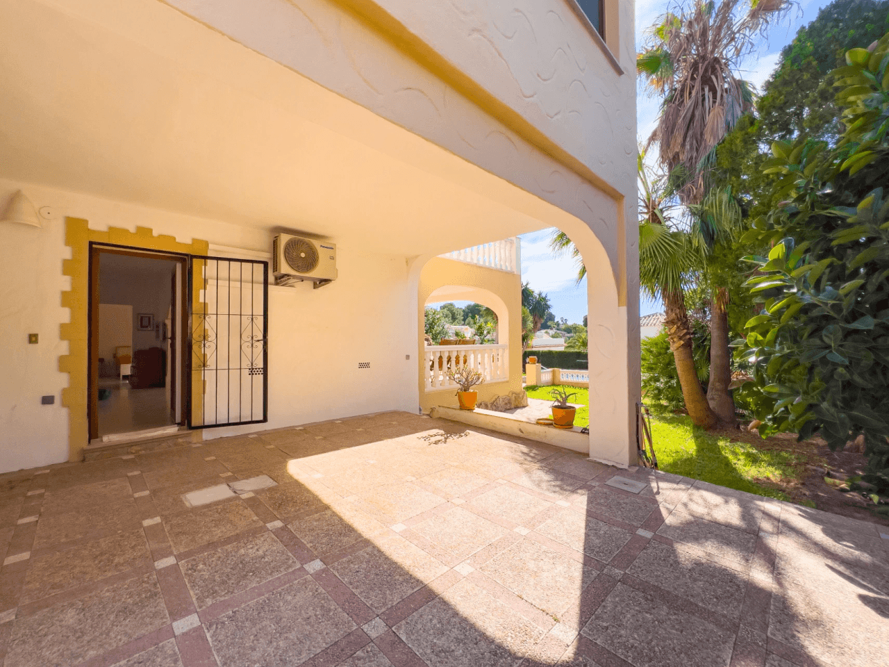 Villa avec vue sur la mer à vendre à Moraira, à distance de marche du centre.