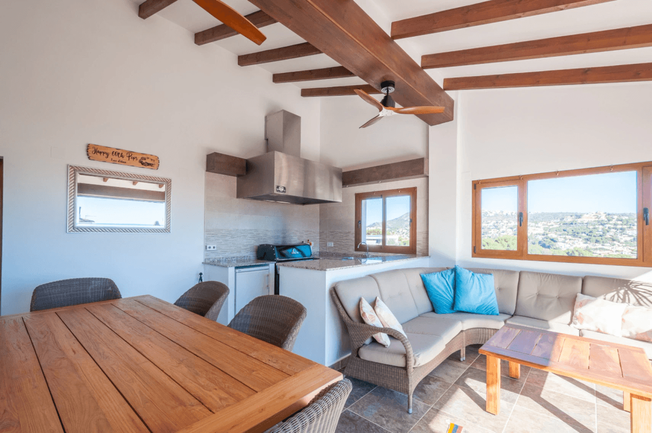 Villa avec vue sur la mer à vendre à Moraira, à distance de marche de la plage.