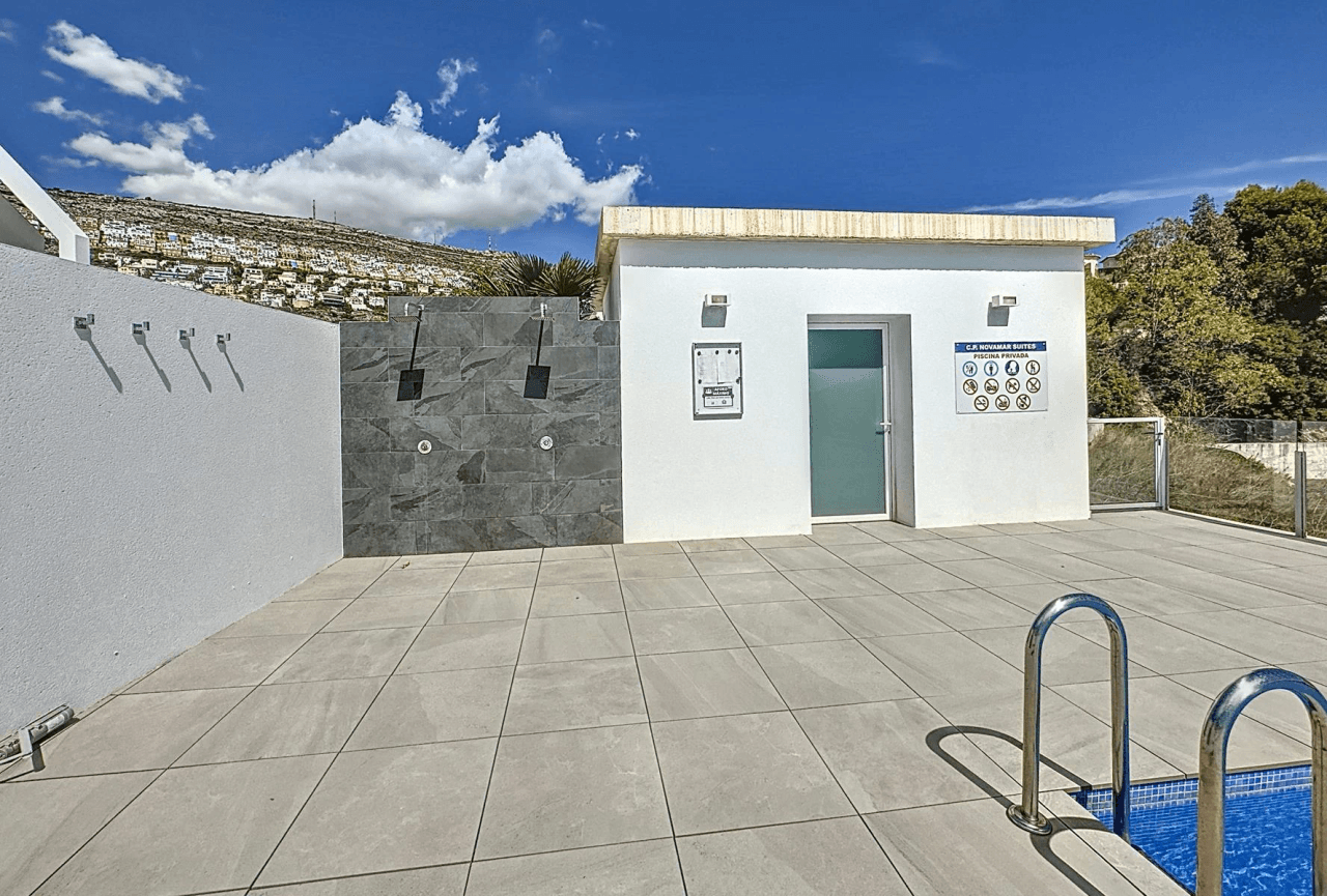 Cumbre del Sol appartement moderne de luxe avec des vues panoramiques spectaculaires sur la mer et les falaises.