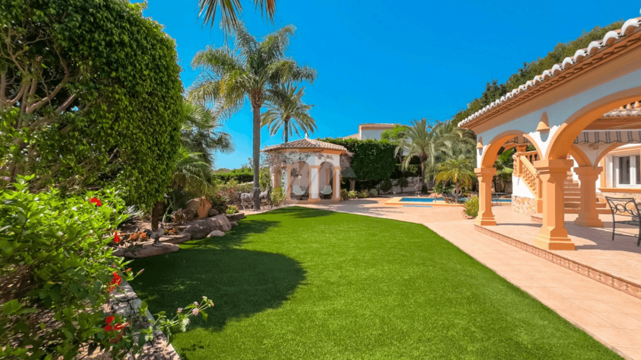 Villa de lujo en venta en Moraira con vistas al mar.