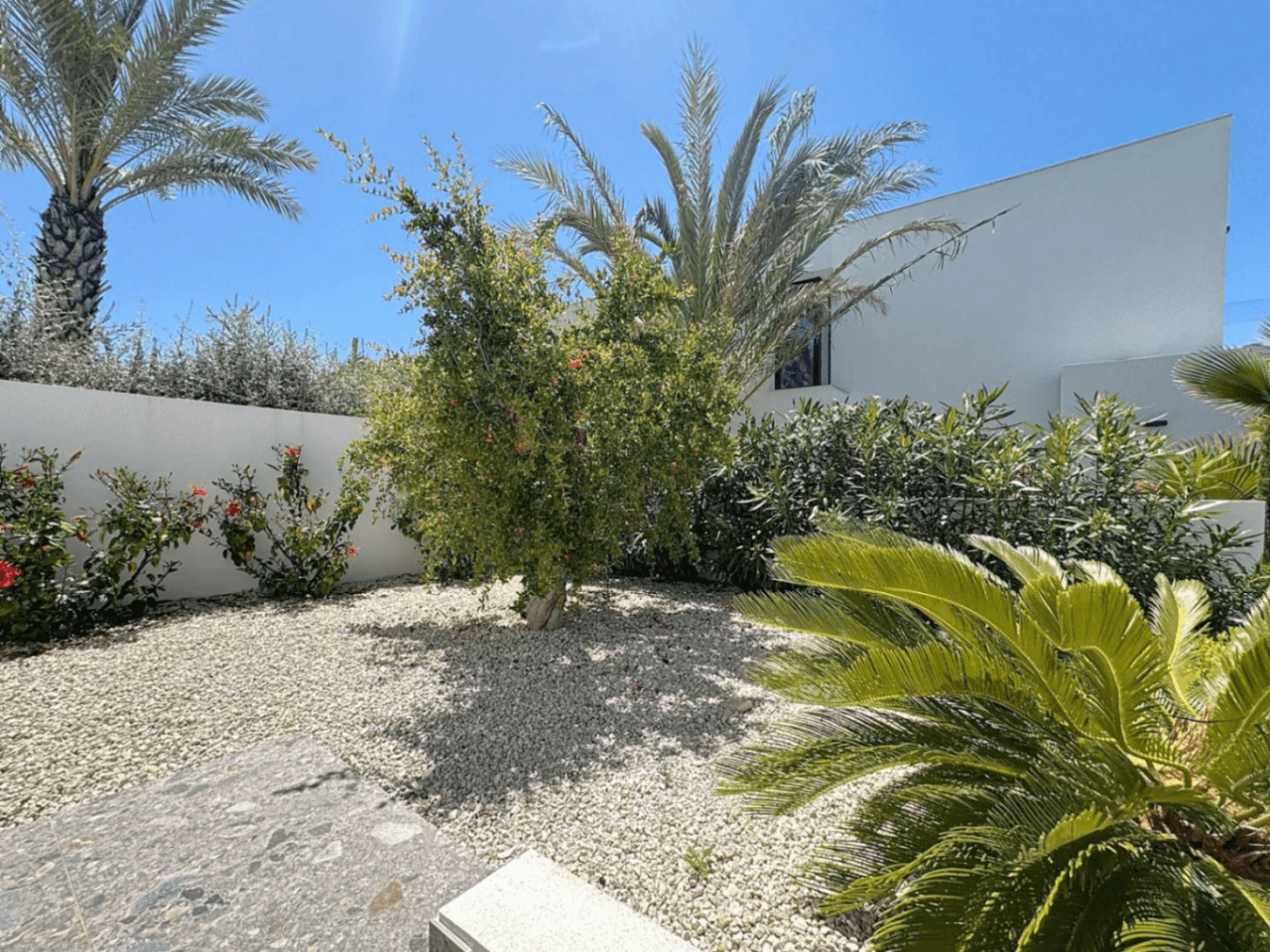 Villa moderne à Cumbre del Sol avec vue sur la mer, à ne pas manquer.