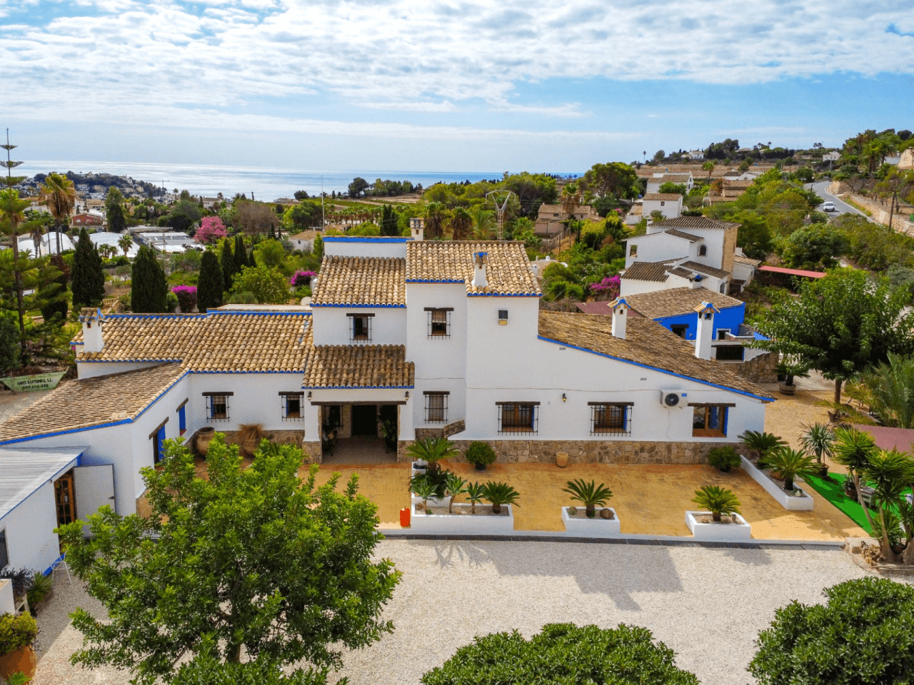 Finca en Benissa en Venta en Amplia Parcela con Piscina y Casa de Huéspedes