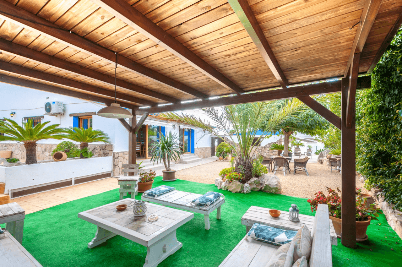 Finca en Benissa en Venta en Amplia Parcela con Piscina y Casa de Huéspedes