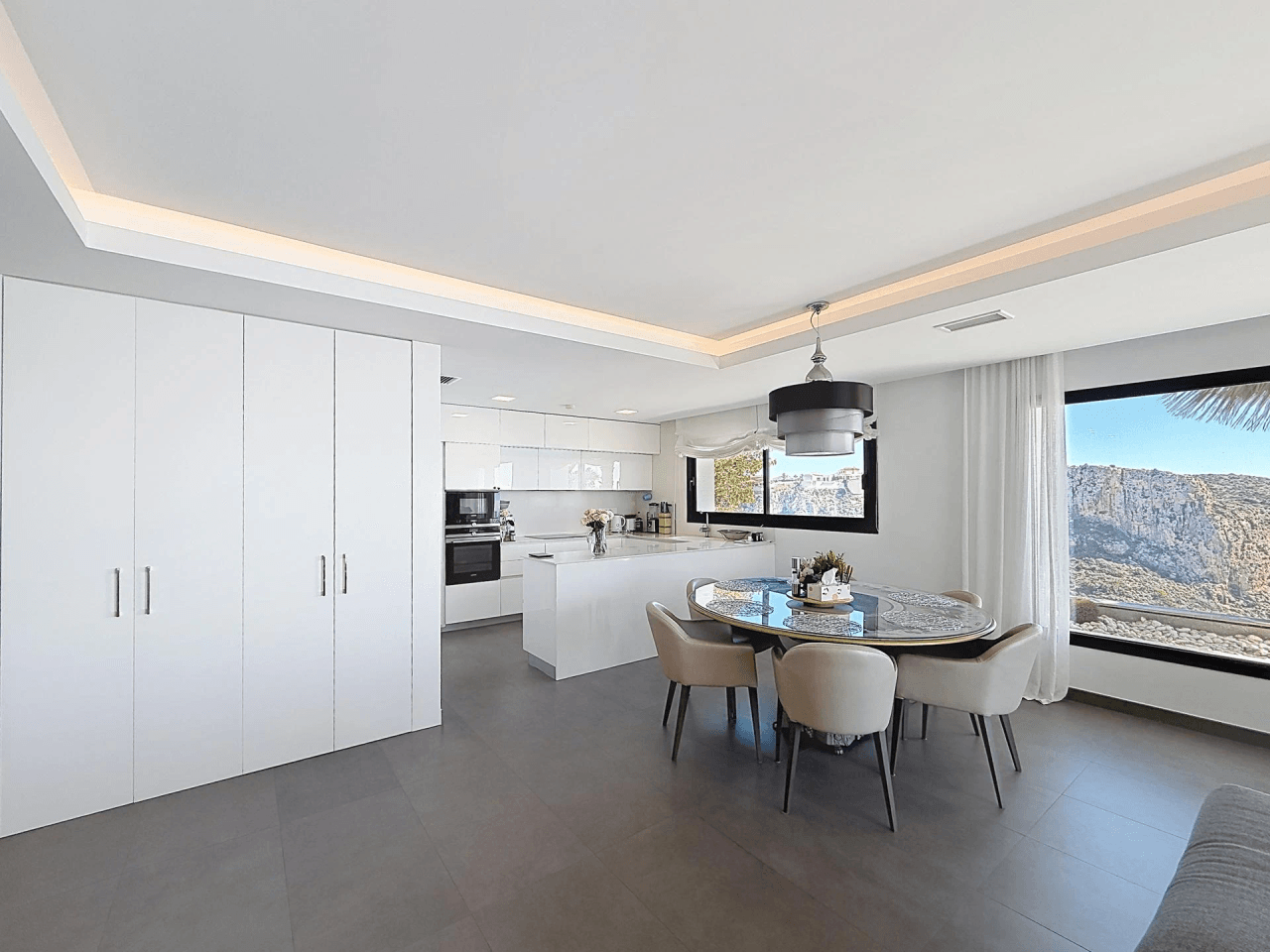 Cumbre del Sol appartement moderne de luxe avec des vues panoramiques spectaculaires sur la mer et les falaises.