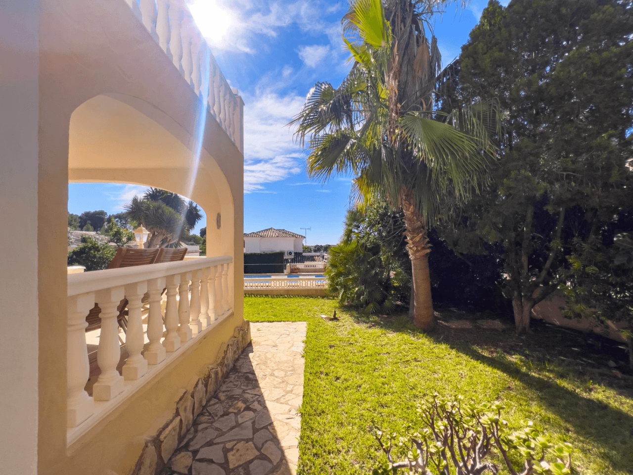 Villa avec vue sur la mer à vendre à Moraira, à distance de marche du centre.