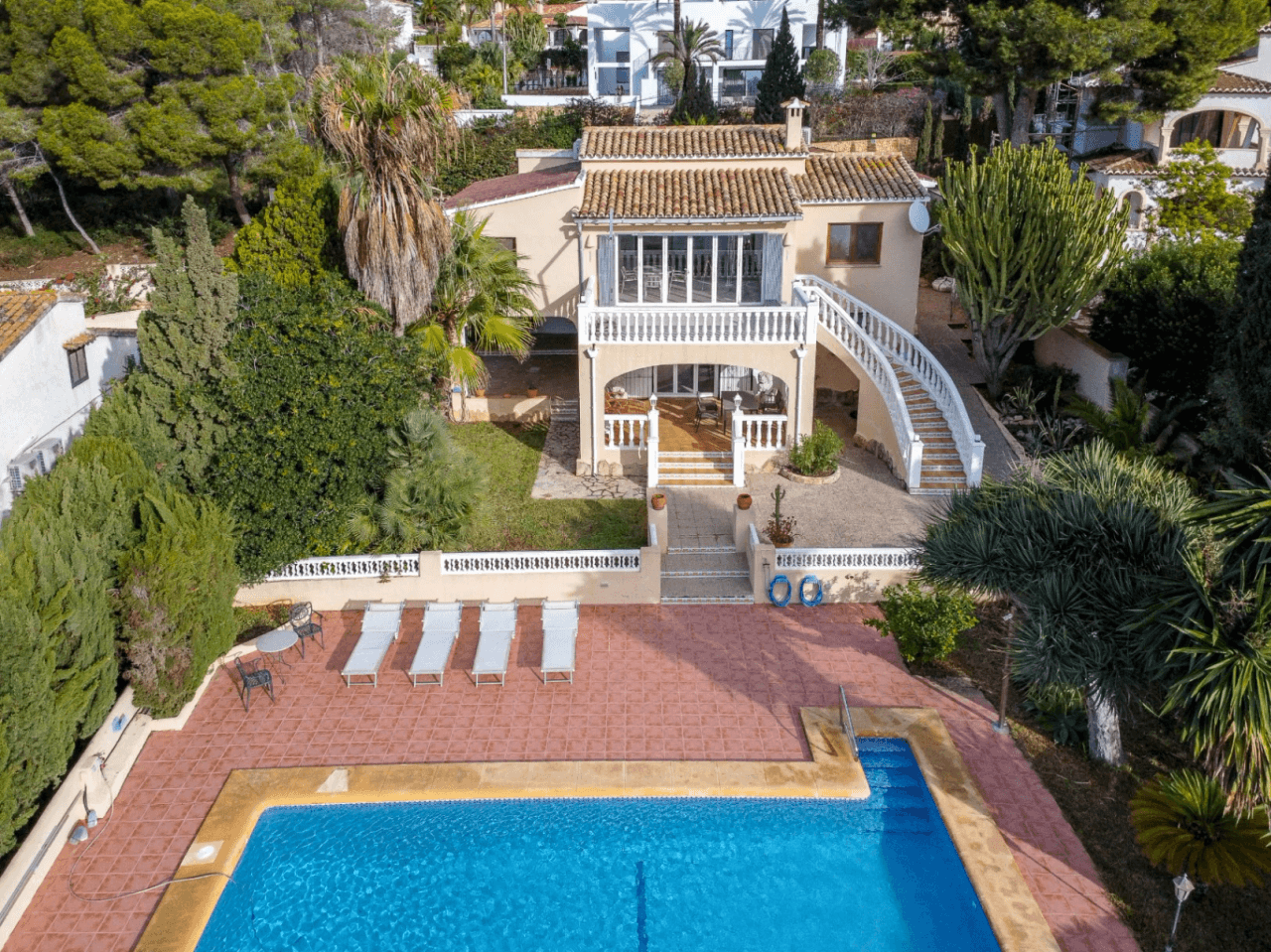 Villa avec vue sur la mer à vendre à Moraira, à distance de marche du centre.