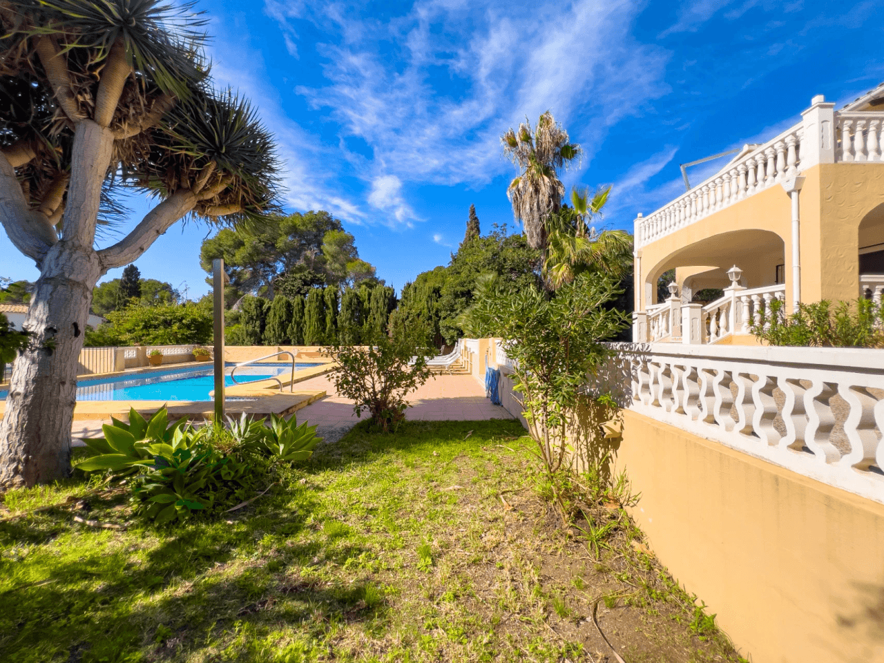 Villa avec vue sur la mer à vendre à Moraira, à distance de marche du centre.