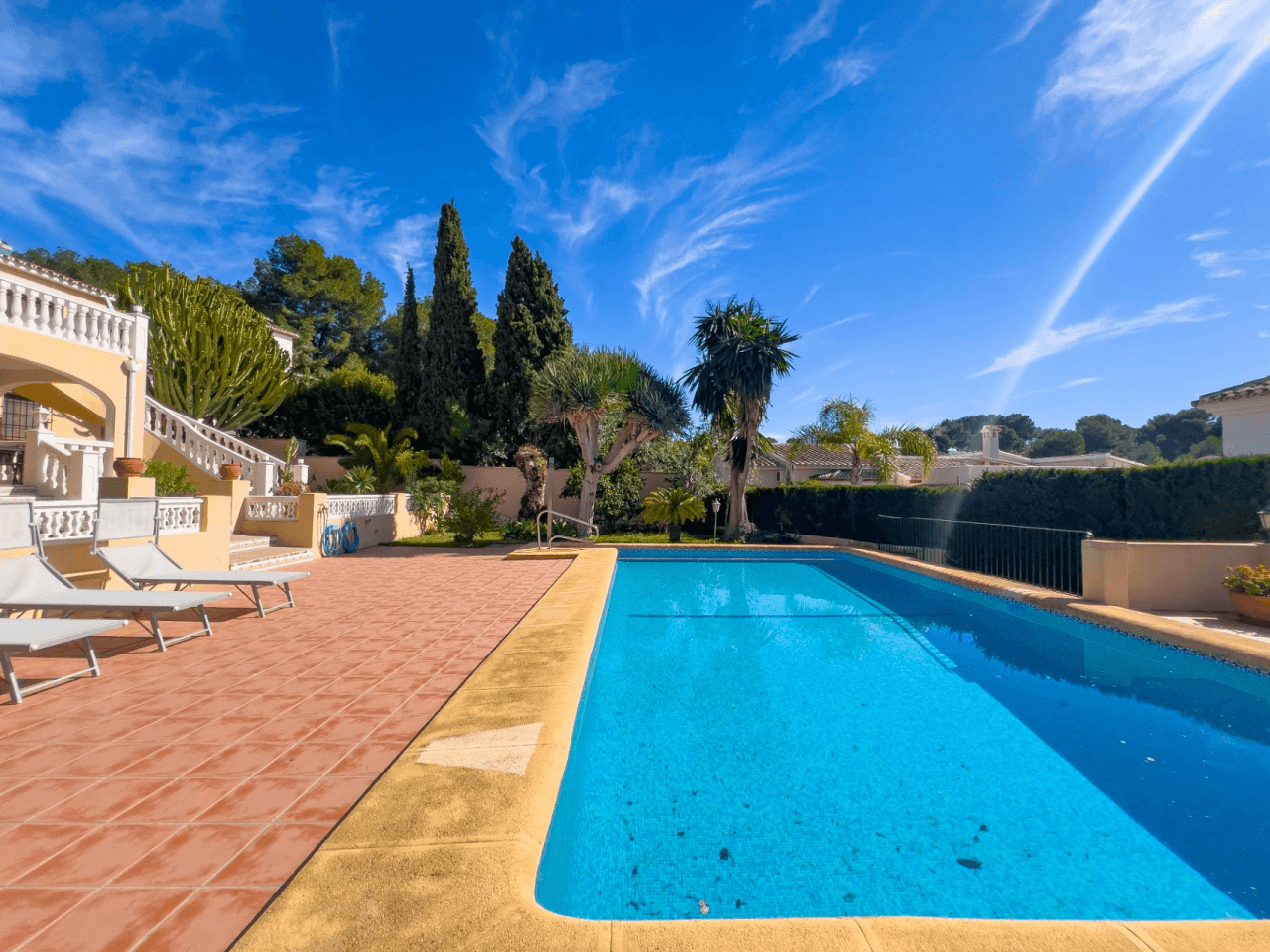 Villa avec vue sur la mer à vendre à Moraira, à distance de marche du centre.