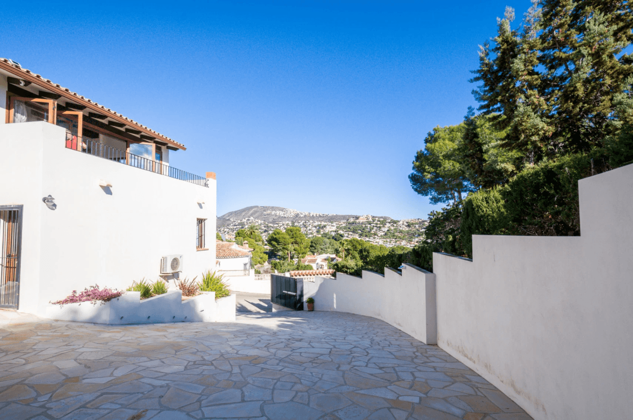 Villa avec vue sur la mer à vendre à Moraira, à distance de marche de la plage.