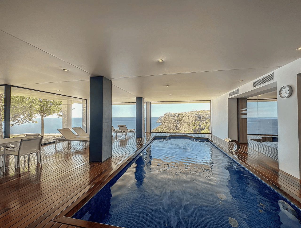 Cumbre del Sol appartement moderne de luxe avec des vues panoramiques spectaculaires sur la mer et les falaises.