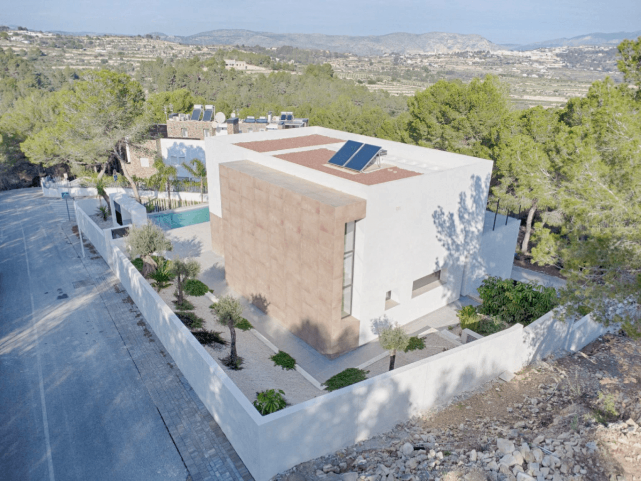 VILLA NOUVELLEMENT CONSTRUITE À TEULADA, SITUÉE DANS LE QUARTIER DE BENIMEIT