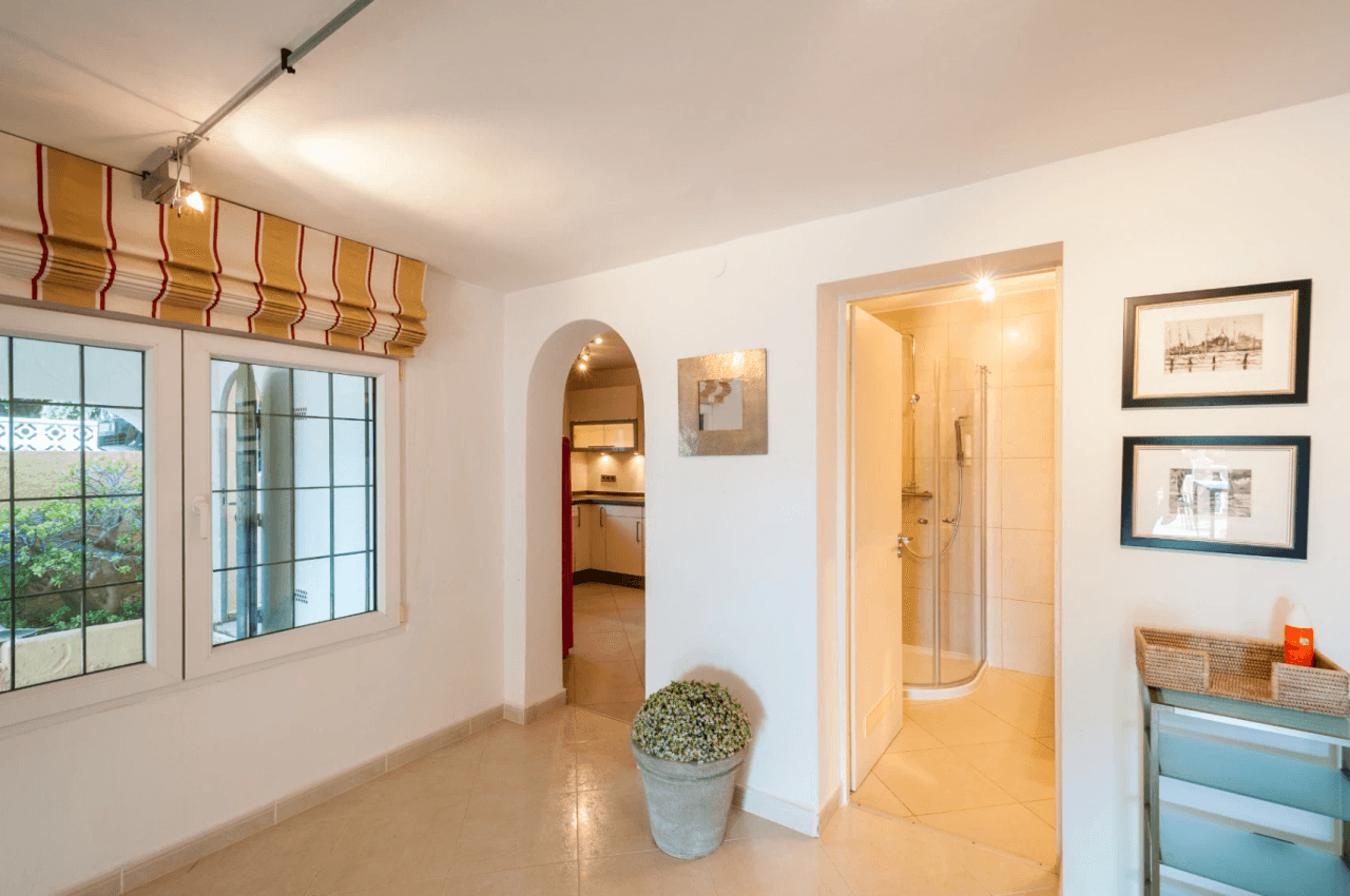 Villa avec vue sur la mer à vendre à Moraira, à distance de marche du centre.