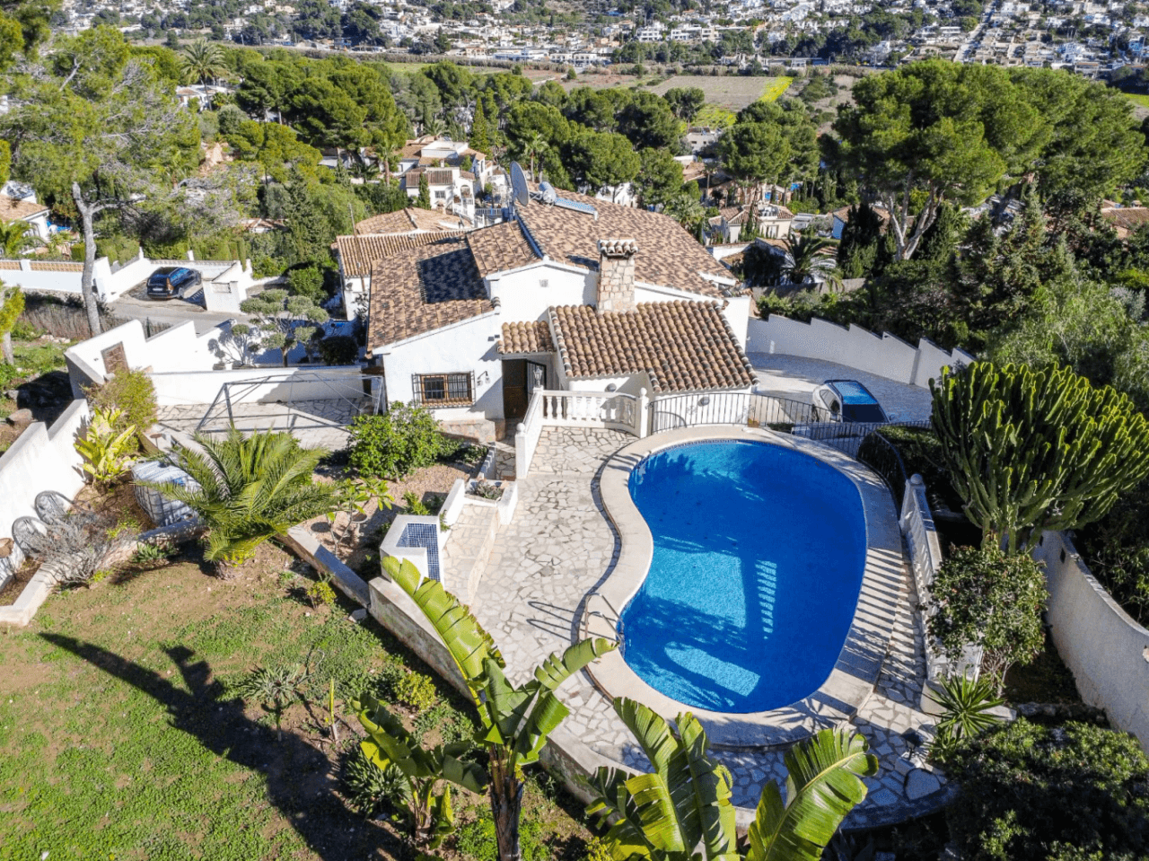 Villa avec vue sur la mer à vendre à Moraira, à distance de marche de la plage.