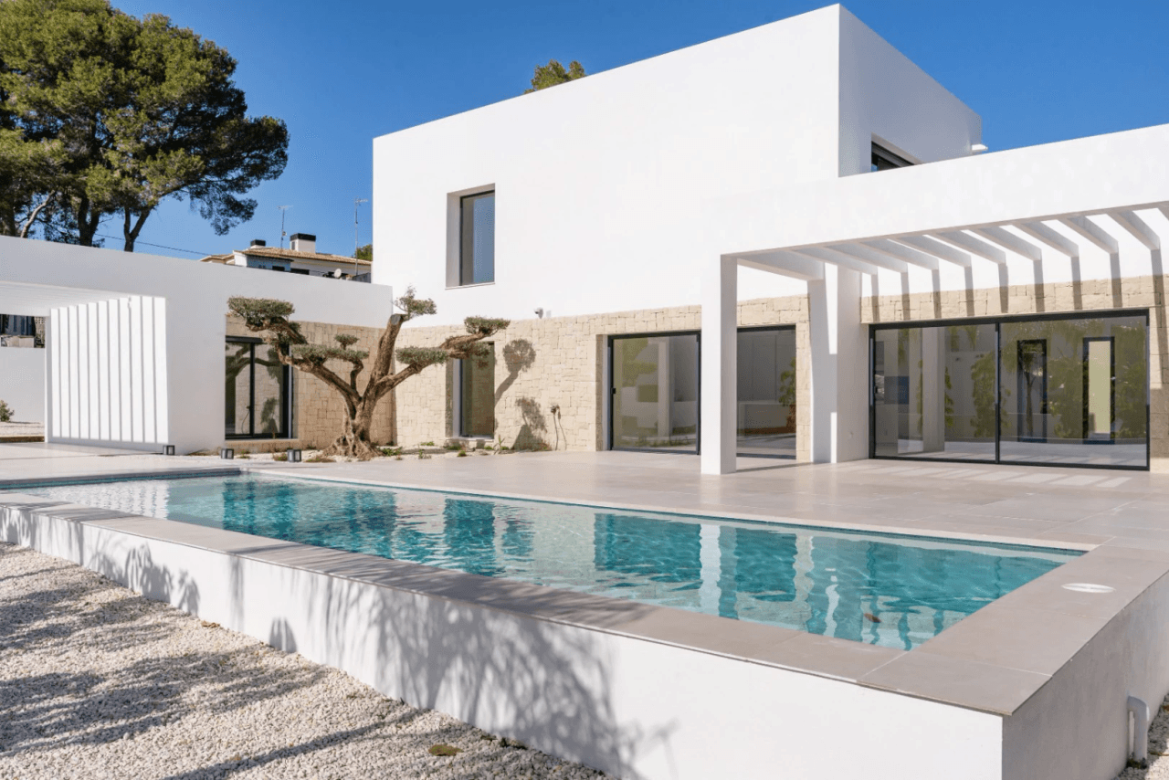 Villa llave en mano con vistas al mar y garaje para 4 coches en Moraira
