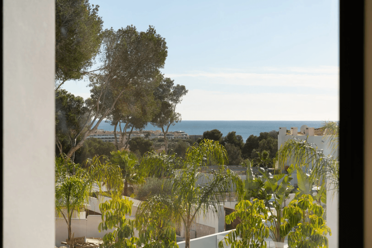 Villa llave en mano con vistas al mar y garaje para 4 coches en Moraira