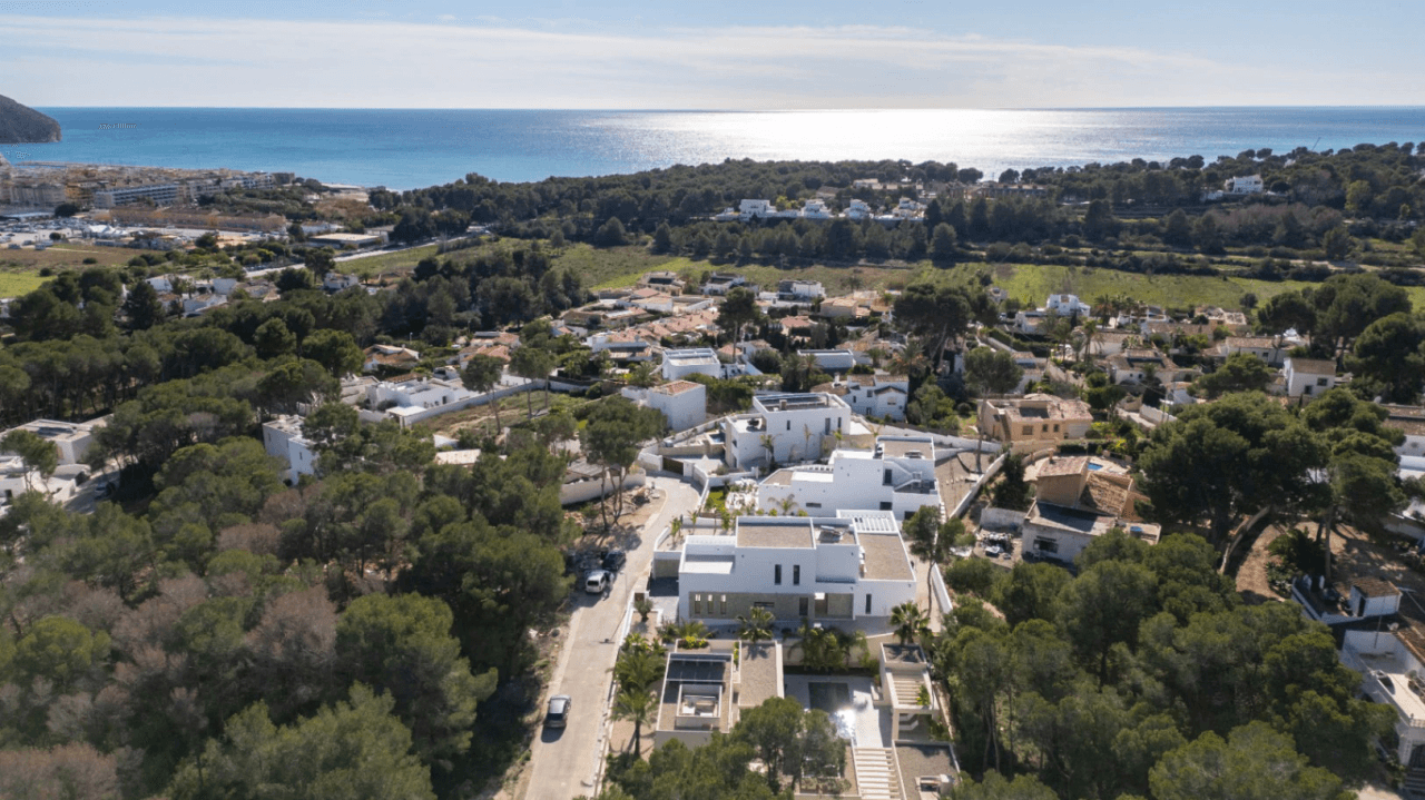 Villa llave en mano con vistas al mar y garaje para 4 coches en Moraira