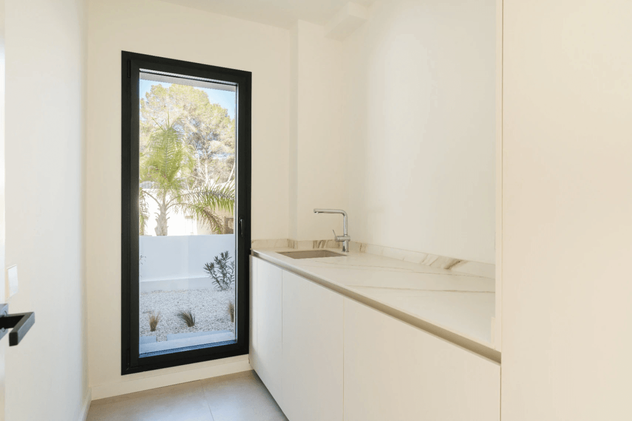 Villa llave en mano con vistas al mar y garaje para 4 coches en Moraira