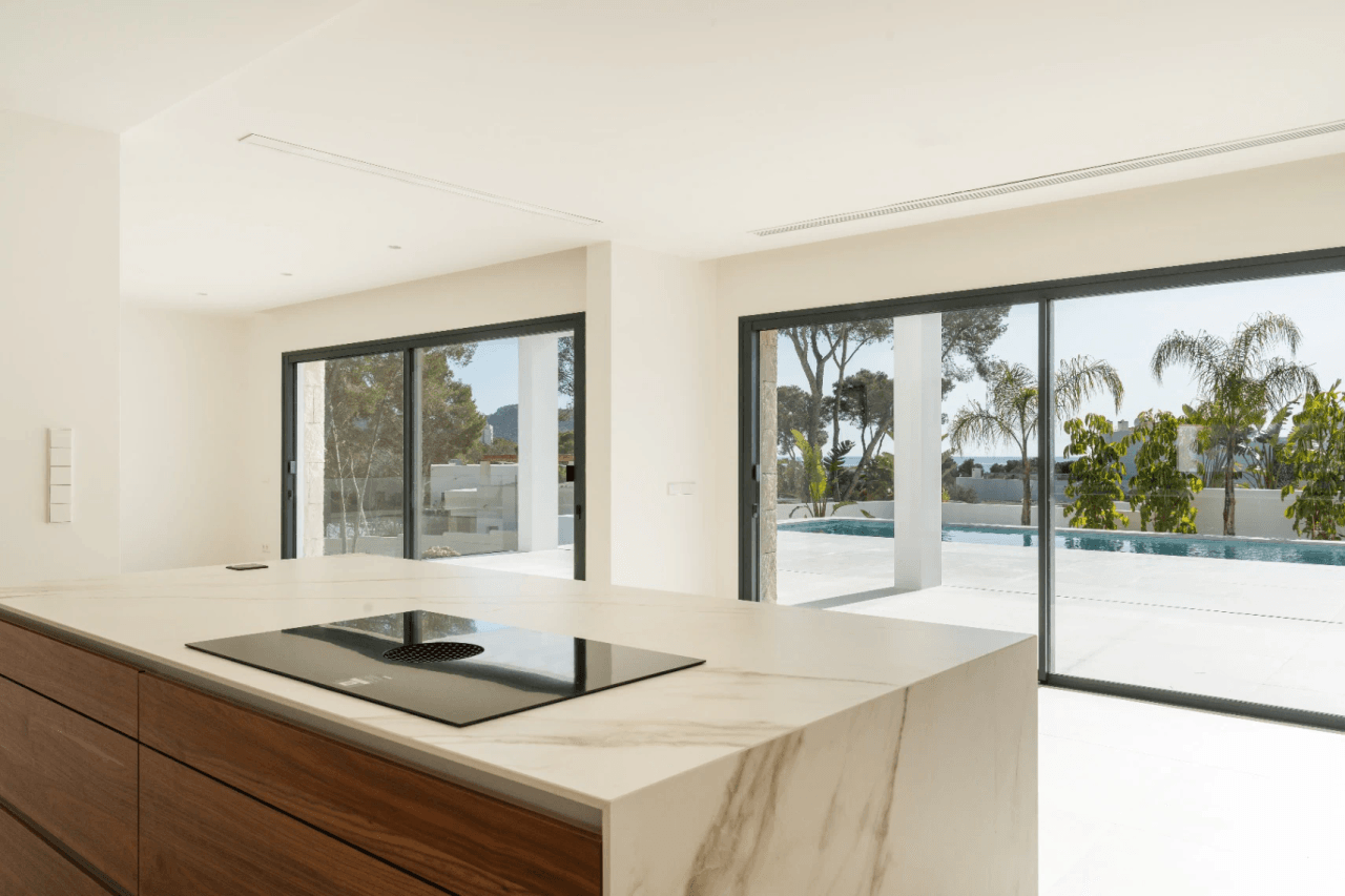 Villa llave en mano con vistas al mar y garaje para 4 coches en Moraira