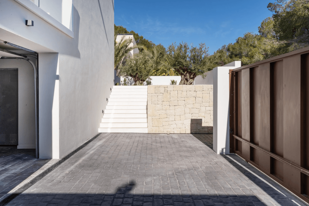 Villa llave en mano con vistas al mar y garaje para 4 coches en Moraira